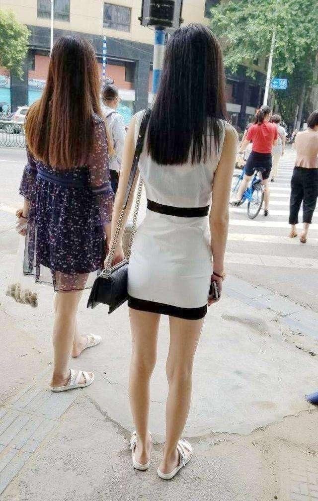 街拍:清凉可爱的装扮，除了美美的小裙子，牛仔短裤也很显身材!