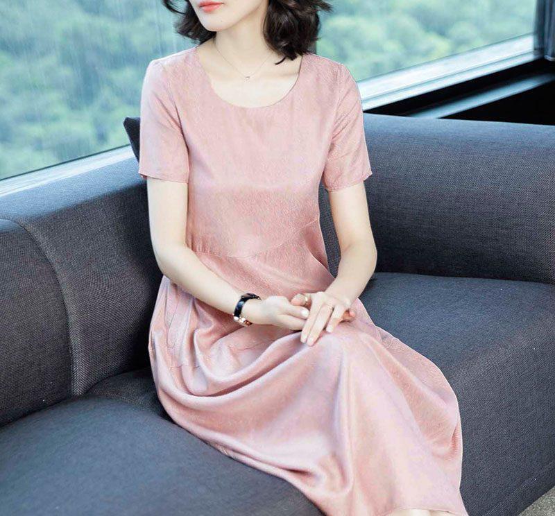 三伏天别穿旗袍了！试试今年流行的“铜氨丝裙”，高贵减龄还不贵