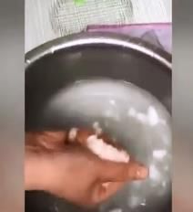 小心吃了假馒头!疑似卫生纸制馒头视频曝光，摊主系无证经营 切