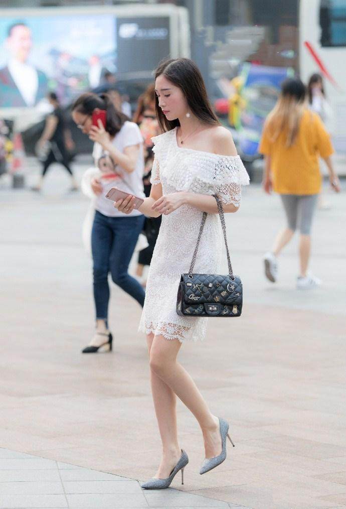 广东街拍: 身材火爆夺人眼球, 成熟知性让人想搂在怀里