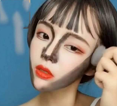 「 化妆」拿出化妆工具把脸涂的很黑，就像换了一张脸，女孩嫌弃自己脸大