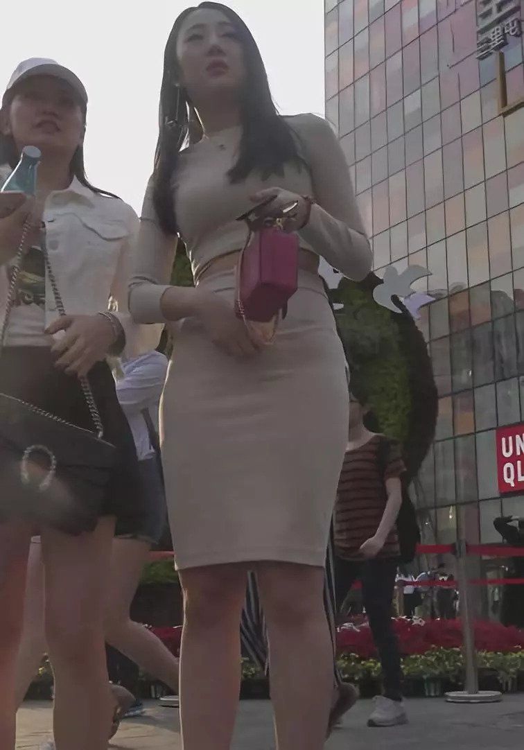 街拍:裸色紧身针织套装不仅保暖又时尚，还能穿出性感女人味