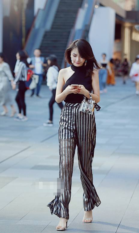 出门穿衣上“档次”的女人们，展现气质的优雅和女人味的风情