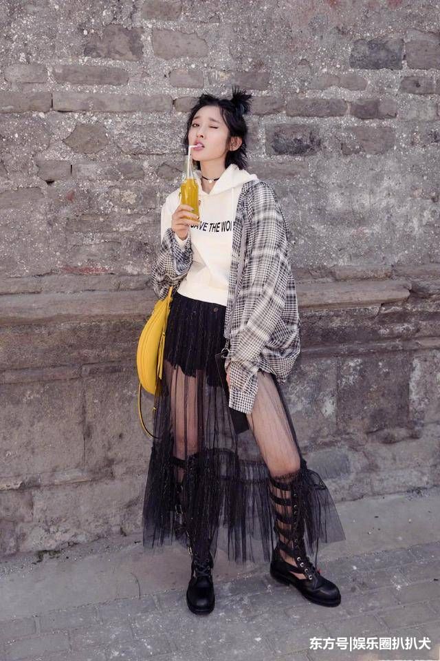 唐艺昕居然吃胖了!短裤穿得又短又紧，网友:还好腿够长!