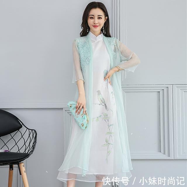  复古印花：茶女穿这么古韵幽幽的旗袍，会更显安静优雅哦