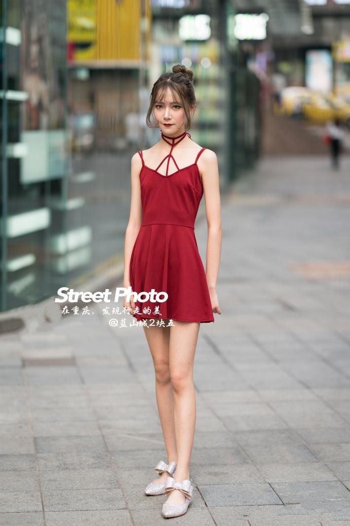 小姐姐美得好低调，一米八大长腿偷偷藏着，穿皮裙才暴露出好身材