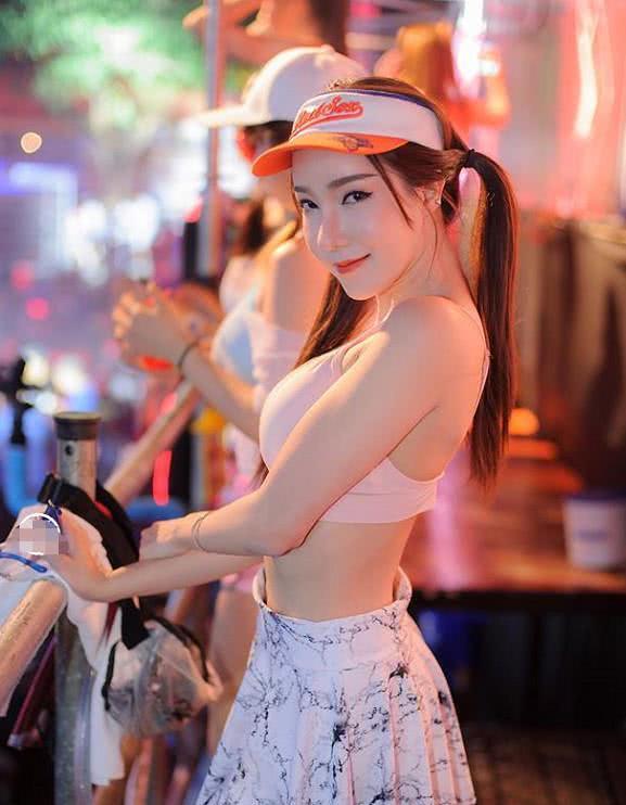 街拍：美丽时尚白皙的小姐姐，穿着个性很动人！