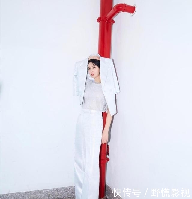  [气质]“马漂亮”称号真不是白叫的，泡泡袖波点上衣配阔腿裤，减龄时髦