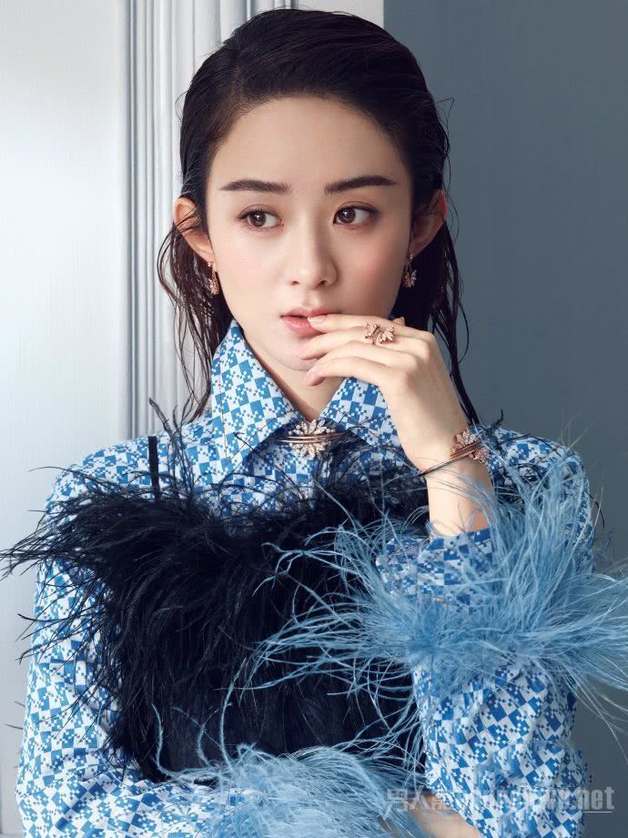 赵丽颖劈叉回应怀孕传闻，没想到其鞋子再次被丑哭！网友：太土！