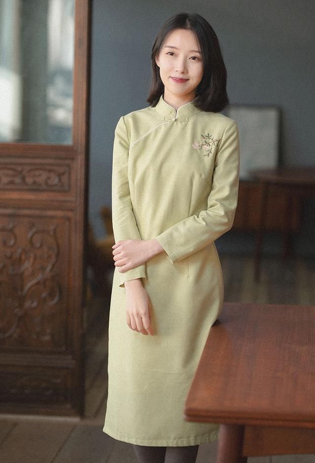  『过时』“牛仔裙”已经过时了，现流行的是“旗袍裙”，这样穿太美了吧！