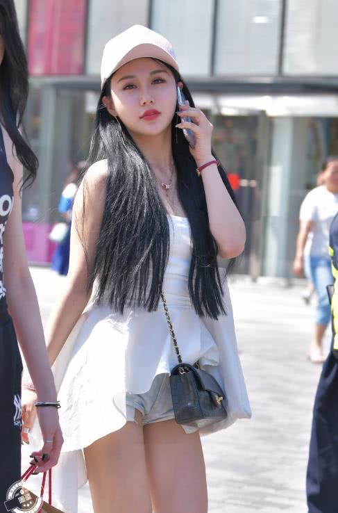 典雅气质姐姐面若桃花，曼妙有致身形傲然挺立浑然天成，人面桃花