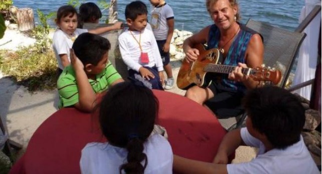 英国大叔用空瓶子建小岛，有房有树还有无线网，生活无比惬意