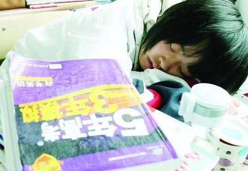  「学习效率」妈妈我有点累，“过劳”正在慢慢找上孩子，4个征兆说明他很累了