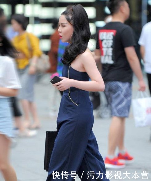 时尚街拍轻熟女的时尚穿搭，优雅又迷人！