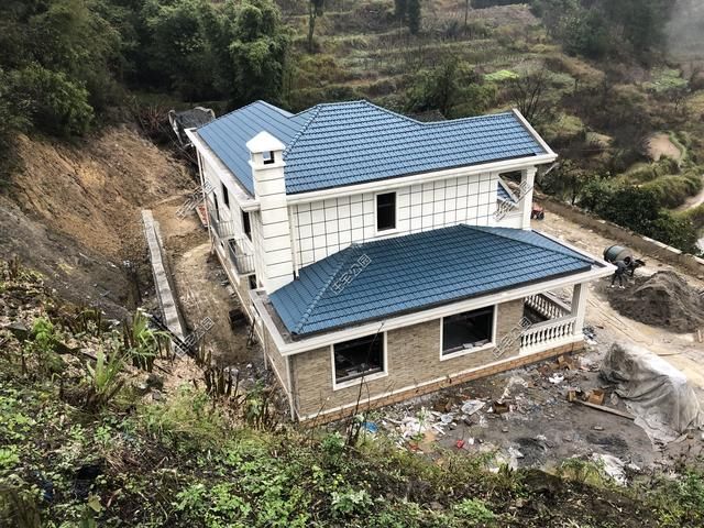  房盖■重庆刘先生回乡建洋楼，光挖机费就花了2万多，这房盖的有