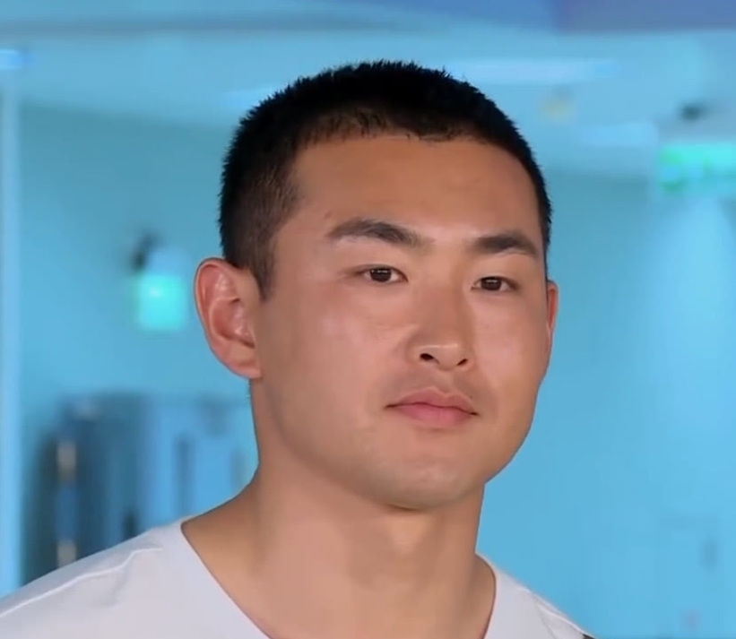  #大战#《奔跑吧》节目组搞两种待遇，人梯大战素人都戴头盔，跑男却没有
