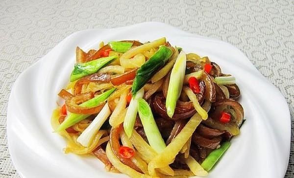  「猪皮」它是“天然胶原蛋白”，5块钱1斤，比敷面膜管用，40岁不显老