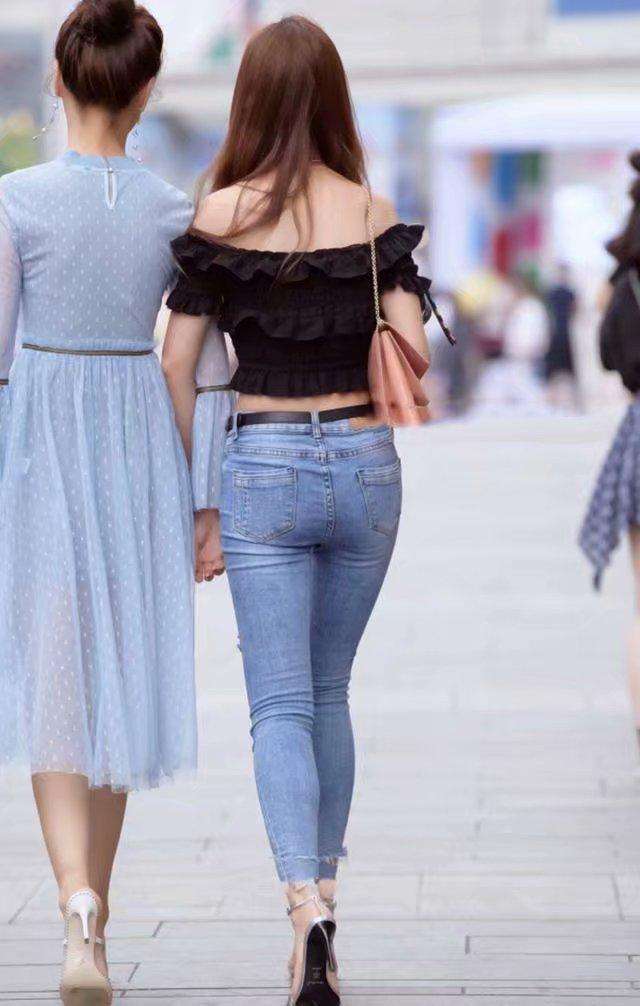 甜美姐妹花淑女裙PK紧身牛仔裤,时尚潮流的穿搭秀出青春时尚美