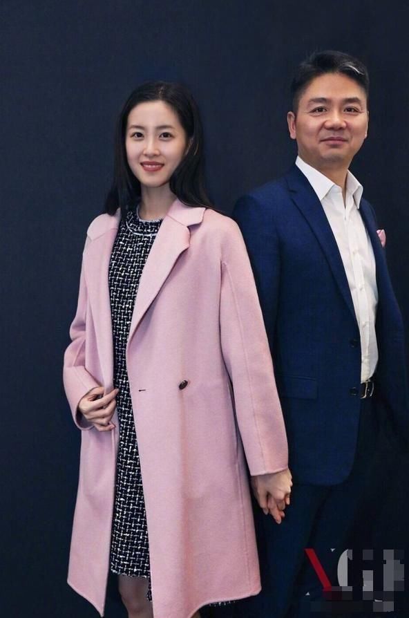 章泽天刘强东大玩深情对视，网友直呼:咋看都像父亲看女儿!