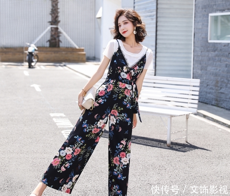  「个性」「街拍女神」个性时尚连体裤，如何穿搭？性感撩人修身显瘦