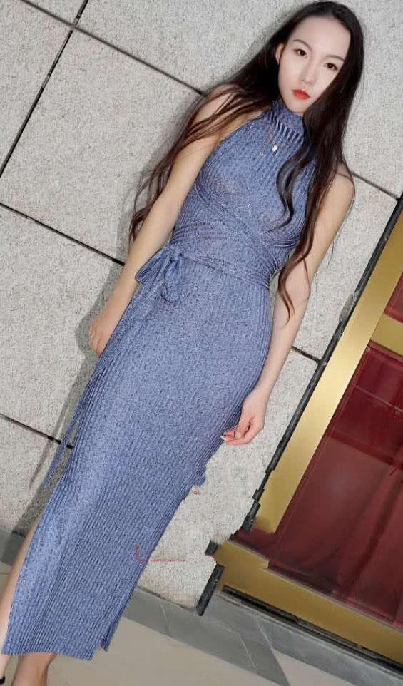 气质小姐姐连衣裙展露凹凸身材，霸气的表情让人不敢靠近