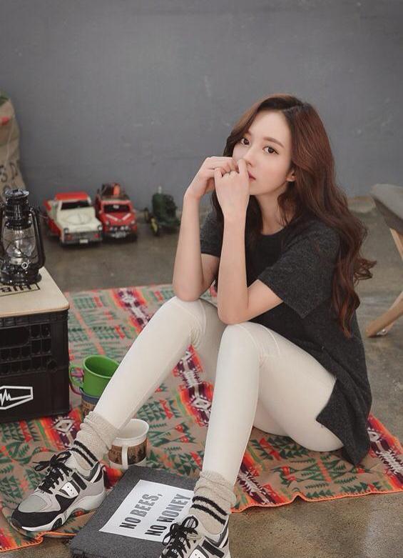 街拍：紧身裤勾画出美丽的线条，让路人驻足！