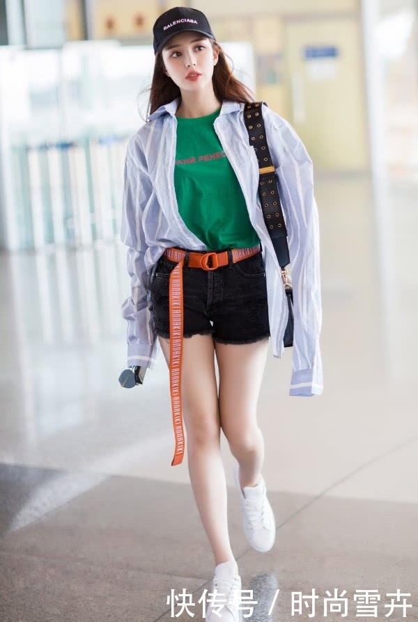 温心真是潮，一不小心把裤袋露出来了，又是一个露腿的“腿精”！