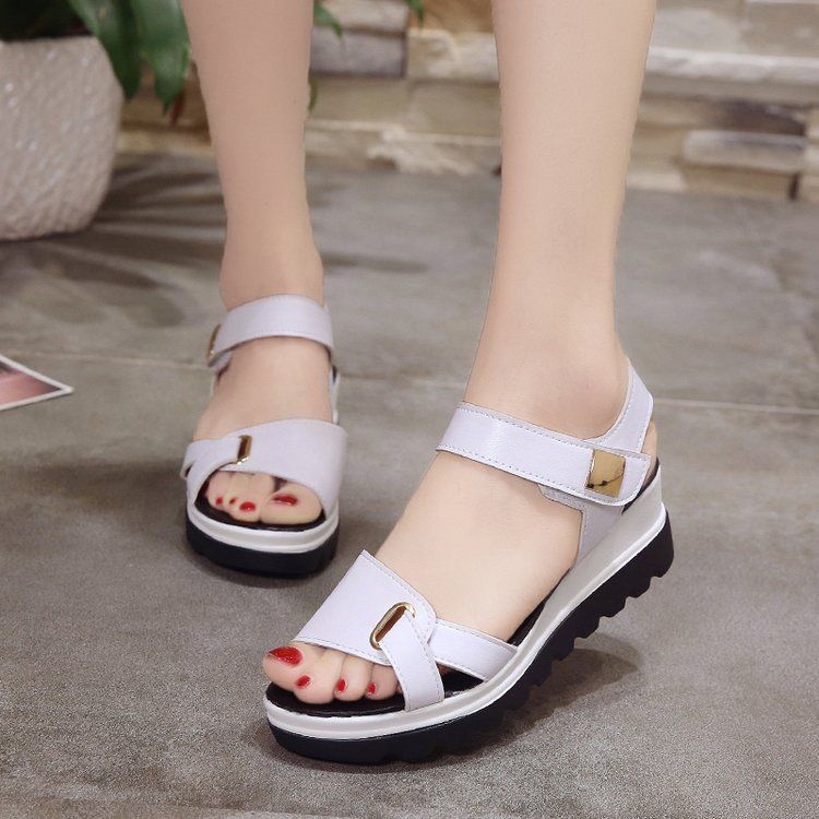 穿裙子别再傻傻配高跟鞋，现在大家都穿这样的凉鞋，现在正流行呢