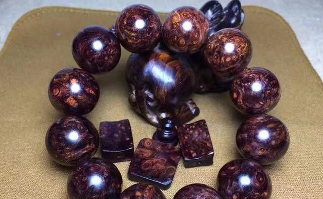 浙江富商从潘家园拉回一大块木头, 一刀切开 满头大汗、如临大敌