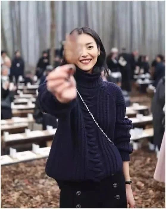  置身@香奈儿“迷雾森林”秀场，让人仿佛置身幻境，搞了半天原来只是个背景墙？