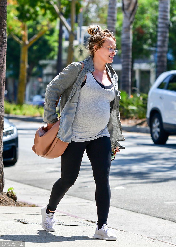希拉里达夫怀孕开启“素颜模式”上围暴涨  挺大肚街头健步如飞身