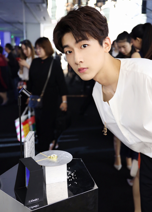 演员张飞飞出席活动 简约搭配彰显青春时尚