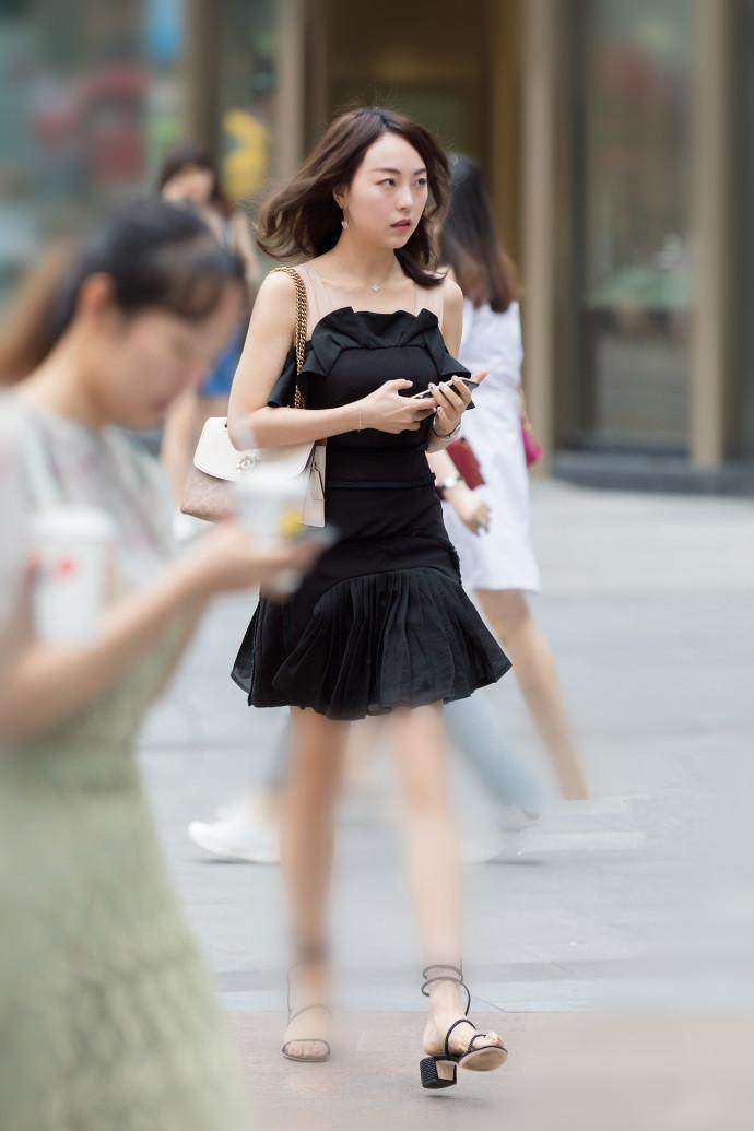 街拍:满街的连衣裙,小姐姐亮眼才能吸引眼球,图二充满异域风情