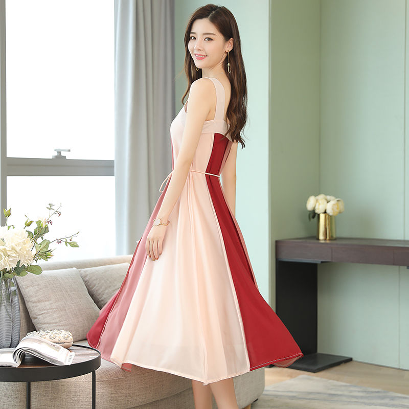 姐姐的连衣裙穿的好漂亮,你看看下图,比夜店的还性感洋气