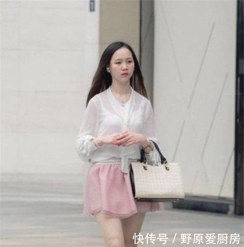 「身穿」街拍小美女气质高雅，身穿一件连衣裙，简洁大方又不失美感与优雅