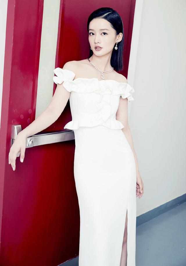 86斤唐嫣与92斤殷桃同穿白色连衣裙,网友:微胖就是比干瘦好看!