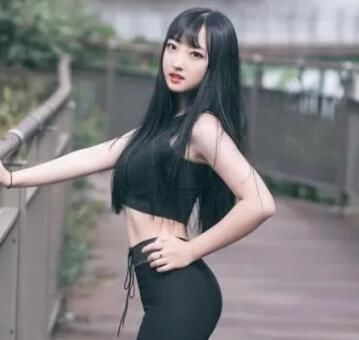 穿紧裤的小姐姐，紧身勾勒出S曲线，令人看不够!