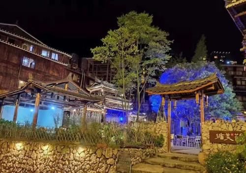 贵州最神奇的苗寨，每年接待上千万游客，却因商业化备受争议