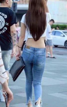 牛仔裤上身，让你瞬间成为长腿欧巴，营造出一种高街风的效果