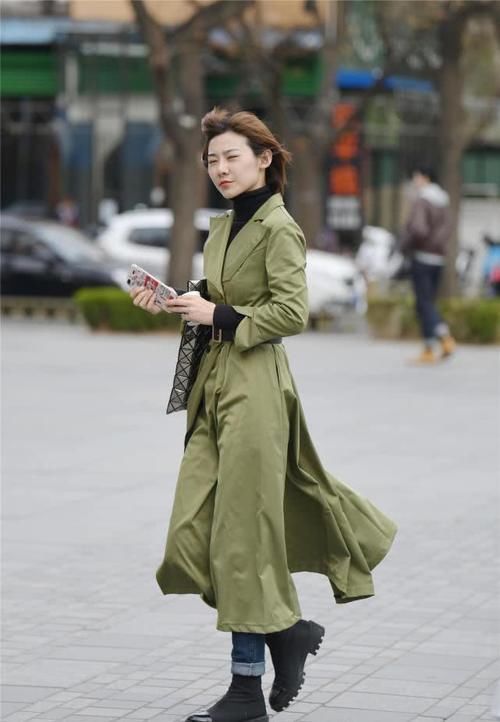  「位美女选择一」春季的风衣不只是保暖作用，还会搭配风度感觉，衬托气质