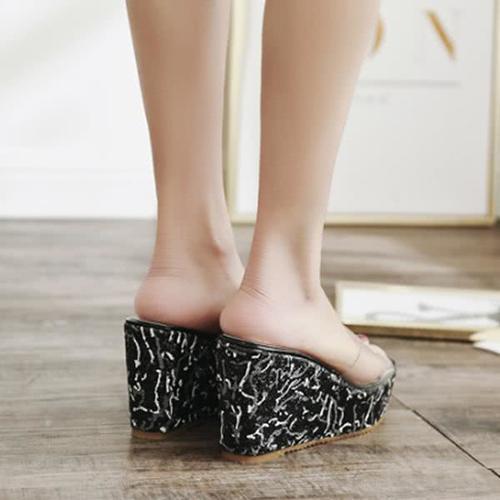 透明的鞋面完美衬托白皙双脚,显脚又白又嫩,简直撩人得不行