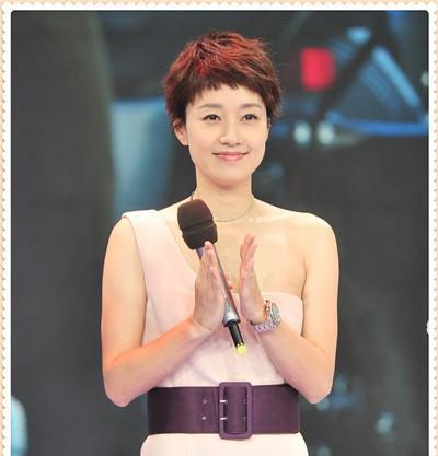 马伊琍现身活动，上半身只穿一件小背心，网友42岁也疯狂！