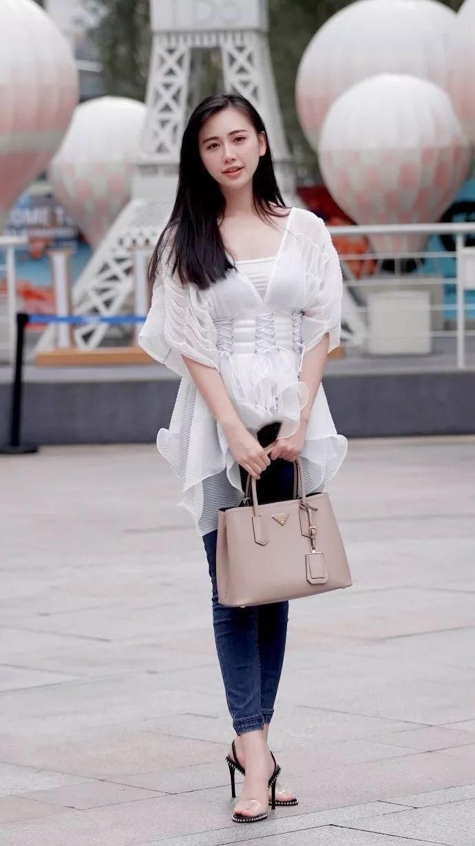 街拍美女:姑娘气质好仙,莫非是在人间渡劫?