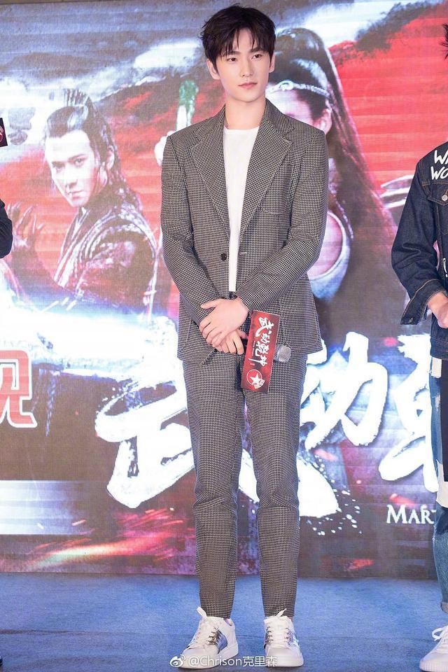 男星条纹西装大比拼，竟然是范丞丞胜出!