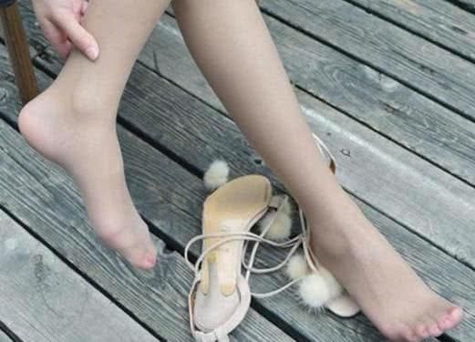 足登精致的尖头细跟，引人注目，让你的曲线看起来充满魅力