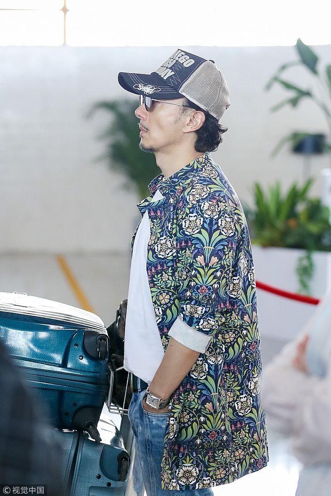 “全能大叔”赵立新穿“度假”衫配仔裤扮潮  扛大包走路生风似“