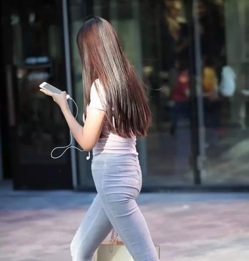  「女性」牛仔裤的个性穿搭，清清爽爽，还很显腿长