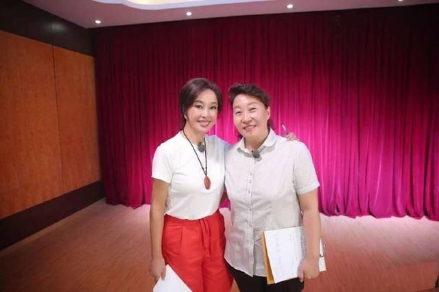 63岁刘晓庆撞上64岁赵雅芝，同穿短T，奶奶和少女的身材差距