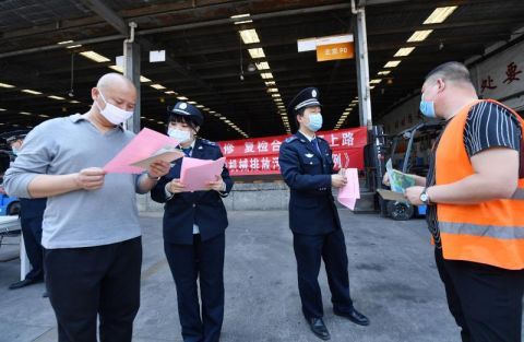  『讲解』排放新条例正式实施 房山环保人上门讲解