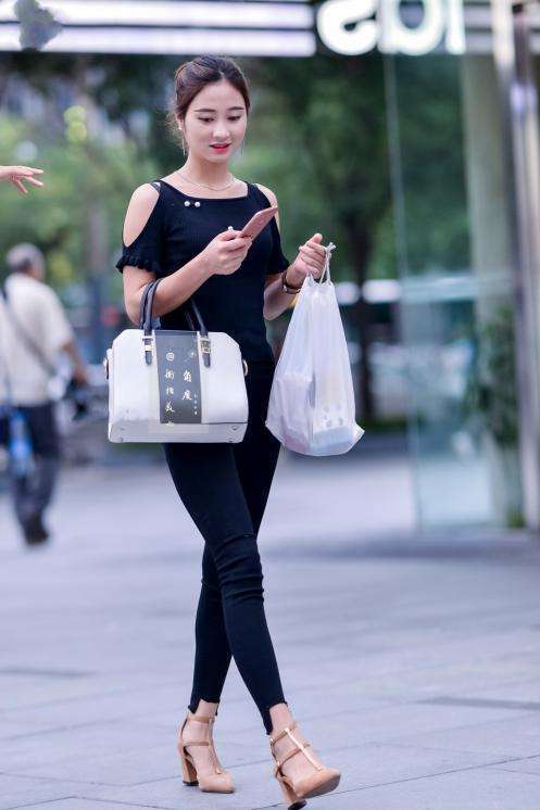 街拍: 紧身裤尽显凹凸有致, 第三位小姐姐的热裤好时尚